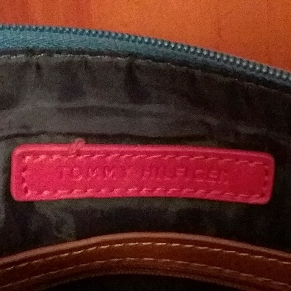 Sporty blue Tommy Hilfiger padlock crossbody bag - Picture 7 of 8